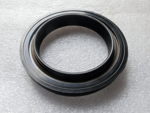 DSCN8东风康明斯ISDE曲轴前油封4890832-7.jpg